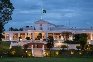 اے آئی سے بنی تصویر — شام کے وقت پشاور کا گورنر ہاؤس، پاکستانی پرچم (اصل شخصیات کی شباہت نہیں)