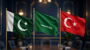 پاکستان، سعودی عرب اور ترکی کے جھنڈے — مکہ جوائنٹ ڈیفنس معاہدے کی علامتی تصویر
