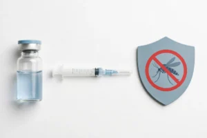 صحت کی علامتی تصویر — ویکسین کی شیشی اور ڈینگی سے بچاؤ کی احتیاطی علامات