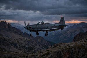کوئٹہ کے قریب پہاڑی علاقے میں مشاق تربیتی طیارہ / Military training aircraft over mountains at dusk