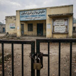 بند اسکول کا گیٹ — خیبر پختونخوا میں تعلیمی ادارے بند