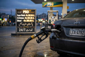 پٹرول پمپ پر فیول ڈسپنسر اور قیمتوں کا بورڈ — Petrol station fuel pump with price board