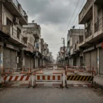 دفعہ 144 کے نفاذ کی علامتی تصویر — خالی سڑک پر رکاوٹیں
